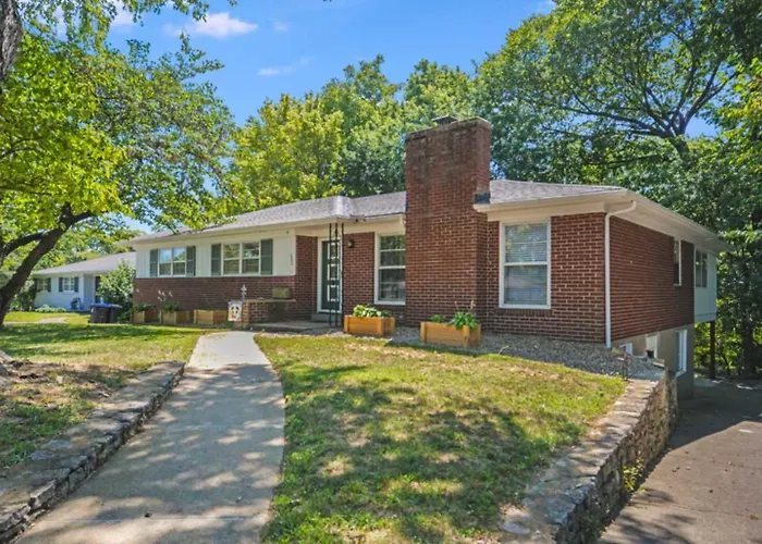 Spacious 2-Br Retreat Near Louisville Attractions